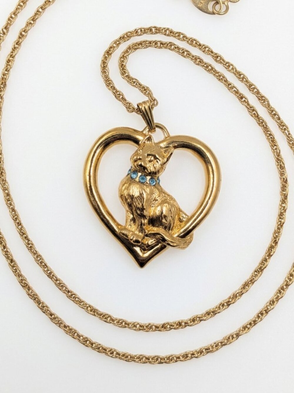 Vintage Avon Gold Tone Cat in Heart Pendant Necklace Blue Rhinestone Collar BB17